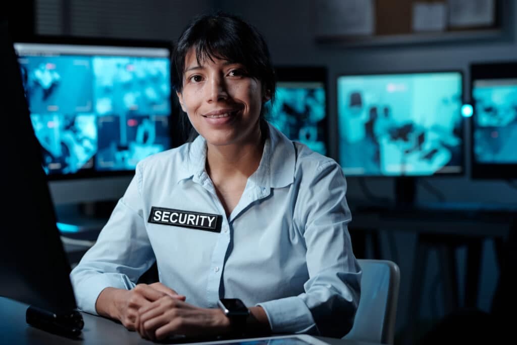Security am Arbeitsplatz zwischen vielen Computern und Monitoren