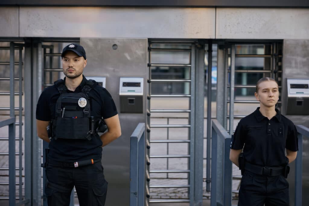 Wachmänner vor einer Klinik beim Streifendienst