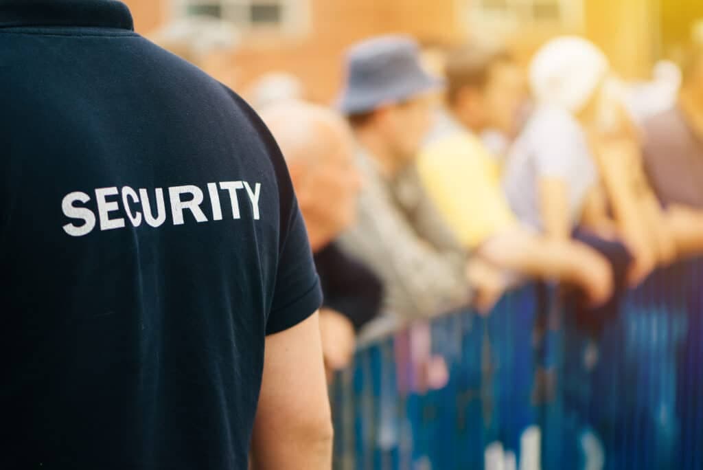 Security hinter dem Absperrband auf einem Konzert