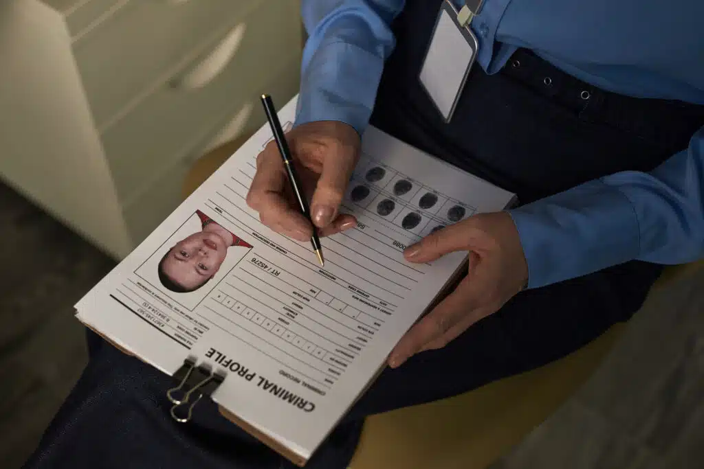 Sicherheitspersonal das ein Profil ausfüllt